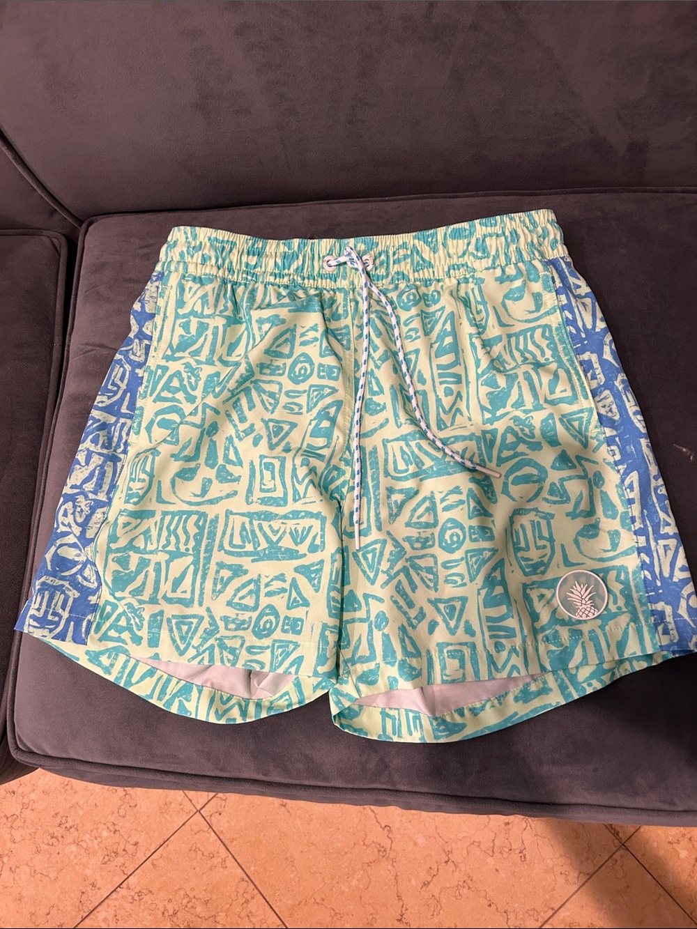chubbies Aqua & Blue Printed Athletic Shorts medium length 5.5”